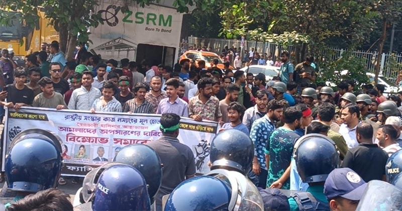 খামার বাড়ি মোড়ে ফ্যাসিবাদবিরোধী শিক্ষার্থীদের অবস্থান