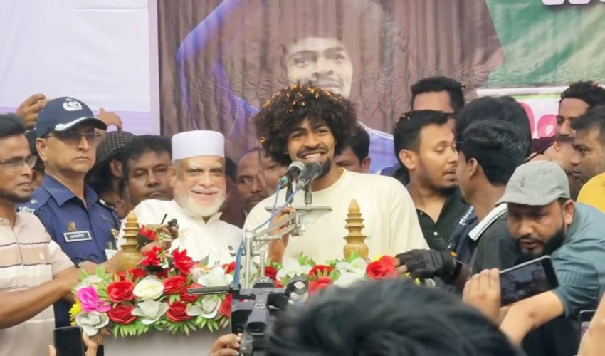  নিজের গ্রামের বাড়িতে সংবর্ধনা অনুষ্ঠানে কথা বলেছেন হামজা চৌধুরী।