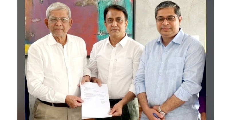 এলজিআরডি মন্ত্রী ও প্রতিমন্ত্রীর নিকট থেকে নবগঠিত বগুড়া সিটির প্রশাসক পদের নিয়োগ পত্র গ্রহণ করছেন এম আর ইসলাম স্বাধীন।