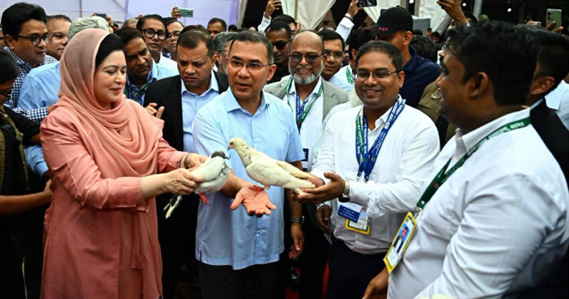 প্রধানমন্ত্রী তারেক রহমান এবং তার সহধর্মিণী পায়রা উড়িয়ে চিকিৎসক সমাবেশের আনুষ্ঠানিক উদ্বোধন ঘোষণা jকরেন