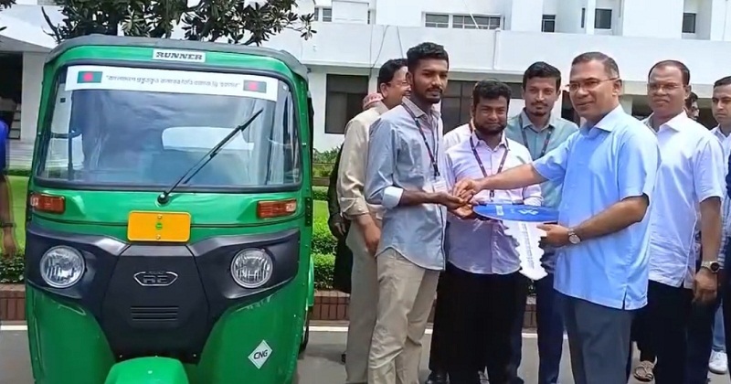 সিএনজি উপহার পেল গুলিবিদ্ধ আজিজুর