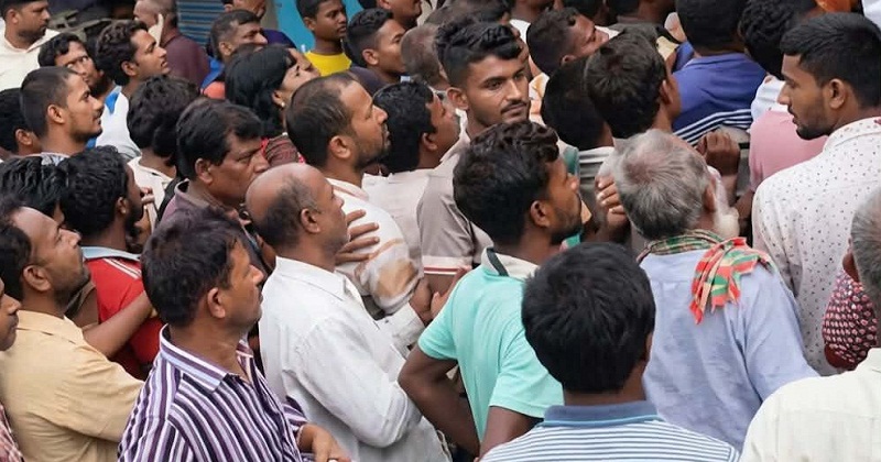 ডিলার পয়েন্টগুলোতে কৃষকদের লাইন