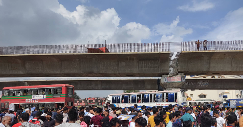 চ্যাম্পিয়নদের বাস ঘিরে উচ্ছ্বাস