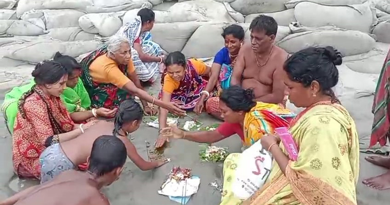  এ সময় সৈকতে দেখা যায় অনেকেই স্নান শেষে পরিবার নিয়ে গীতা পাঠ করছেন