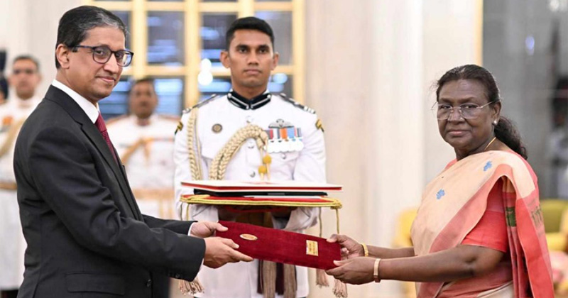 রাষ্ট্রপতি দ্রৌপদী মুর্মুর কাছে আনুষ্ঠানিকভাবে তার পরিচয়পত্র পেশ করছেন ই-কমিশনার এম রিয়াজ হামিদুল্লাহ
